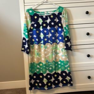 Lovely floral 3/4 length sleeve dress that touches just above the knee